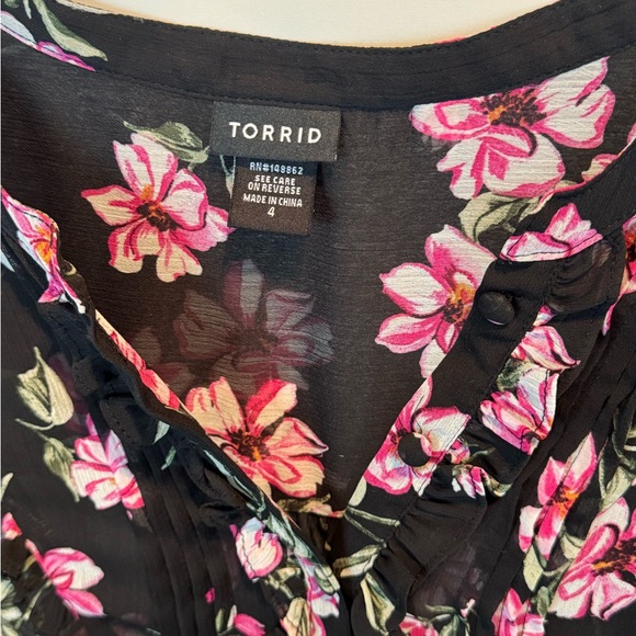 EUC TORRID Black Floral Bubble Hem Chiffon Blouse Plus Size 4 Short Sleeve Top - Picture 4 of 6